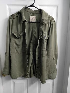 American Eagle Outfitters Olive Green Button chambre